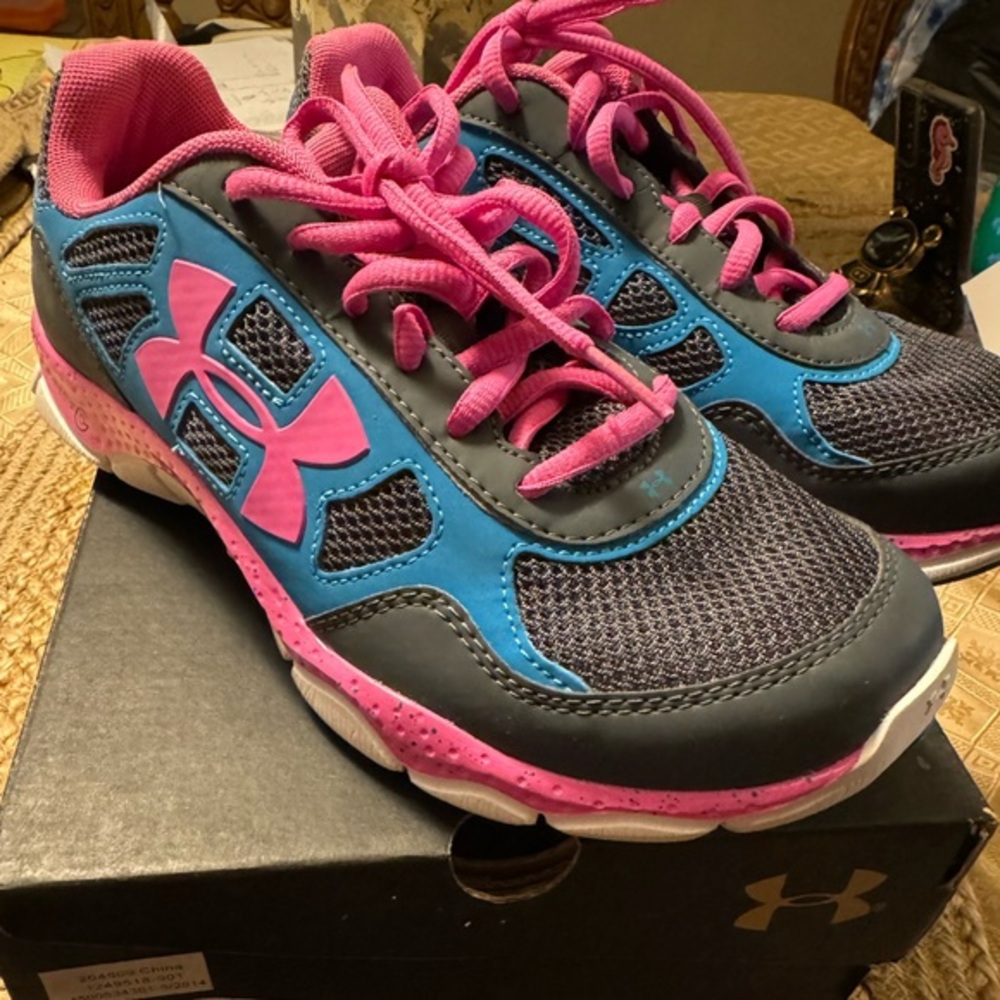 Youth Under Armour Tennis shoes